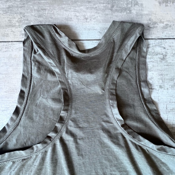 Vuori Mod tank Oregano Sleeveless Recerback Top Large NWOT Womens - Picture 6 of 6
